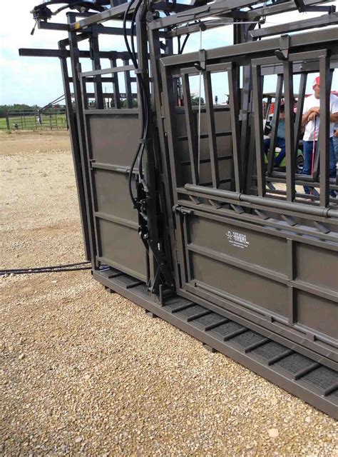 Titan West Hydrualic Cattlemans Chutes Stationary And Portable For Cattle