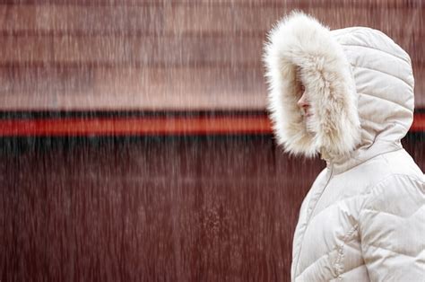 Enfoque Superficial De Una Hembra Adulta Vistiendo Un Abrigo Blanco Y