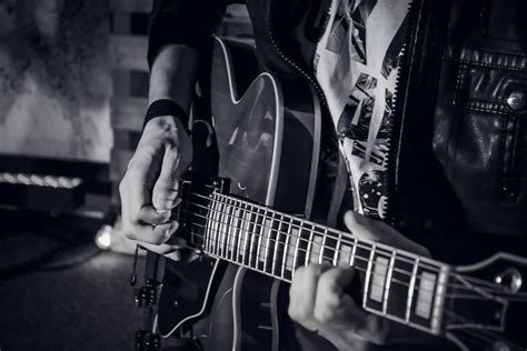무료 이미지 빛 검정색과 흰색 화이트 사진술 음악회 밴드 보여 주다 악기 어둠 음악가 검은 단색화 단계