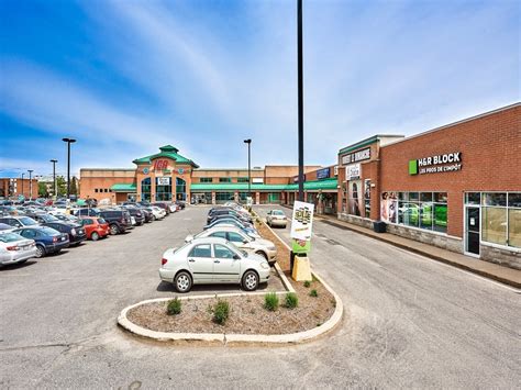 4900 ft² strip mall for rent Laval at Curé-Labelle | RentersPages.com