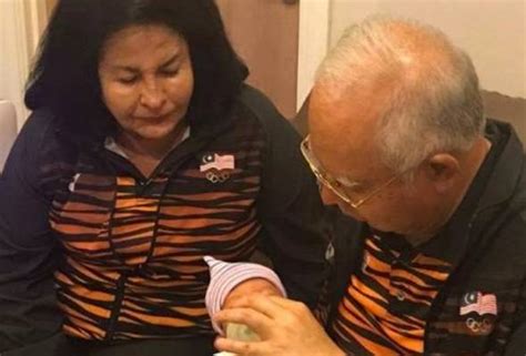 Najib dan rosmah menang kes mahkamah / tun m menangis lagi. PM Najib, Rosmah sambut cucu, Adam Razak | Astro Awani