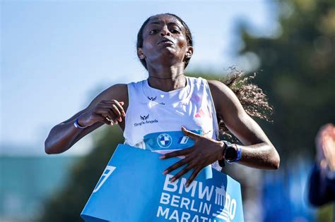 Tigst Assefa Shatters Womens Marathon World Record By More Than 2
