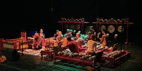 Gamelan merupakan ansambel instrumen perkusi yang disetel meliputi metalofon, drum, gong dan spike fiddle bersama dengan seruling bambu. Gamelan, Alat Musik Tradisional yang Mendunia