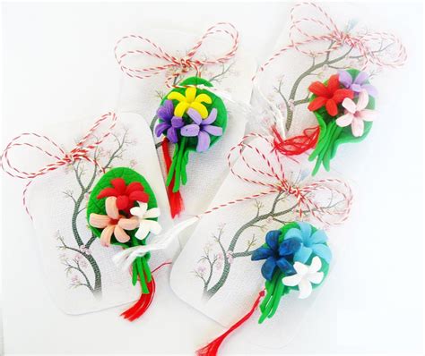 Not long ago, in the countryside, people used to celebrate the martisor by hanging a red and white string at their the gate, window. Martisoare Quilling | Vinsieu.ro Blog