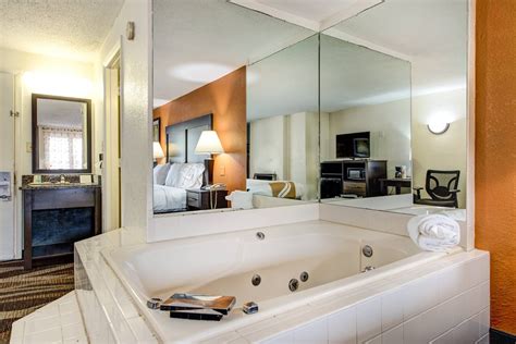 One Of Our King Jacuzzi Suites At Quality Inn Creekside Downtown