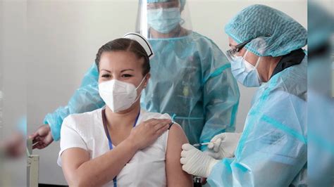 Primer Día De Vacunación En Ecuador Médicos Y Enfermeras De Hospitales