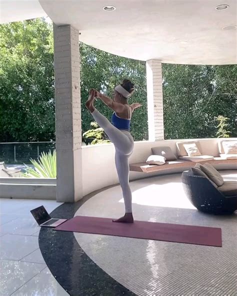 Kate Beckinsale Stretching Rcelebhub