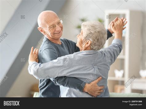 Cute Old Couples Dancing