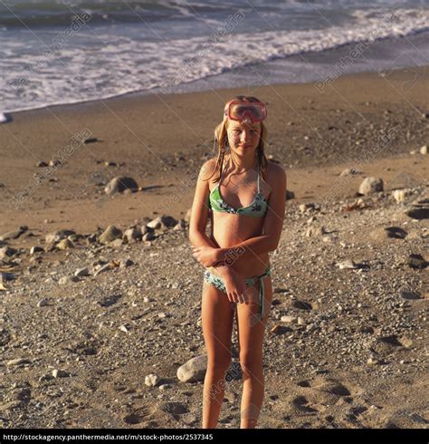Teenager Mädchen im Bikini am Strand in Costa Rica Lizenzfreies Bild