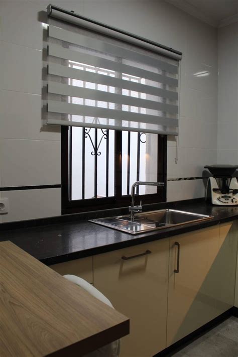 Mueble de cocina semi americano 150cm. Cocina con mueble persiana sobre la encimera - Cocinova