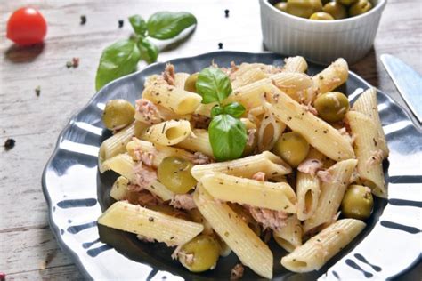 Mentre cuoci la pasta, in una padella antiaderente fai cuocere le verdure con un filo d'olio. Pasta con olive e tonno senza pomodoro | Ricetta facile