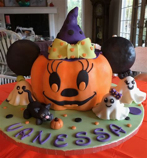 Minnie Mouse pumpkin Halloween birthday cake | Minnie mouse halloween, Halloween 1st birthdays ...