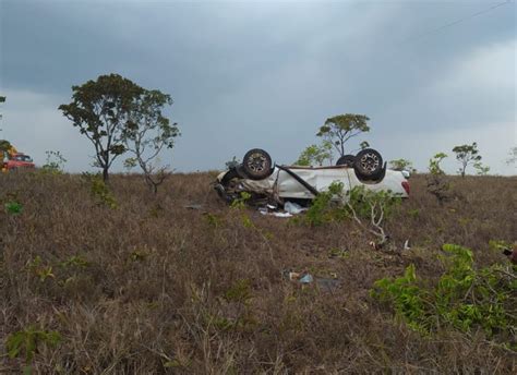 Uma pessoa morre e outra fica ferida após carro capotar na BR 156