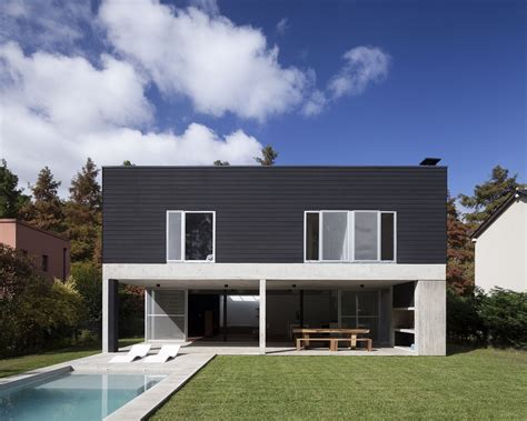 House DV: Modern Minimalism Draped in Concrete and Steel