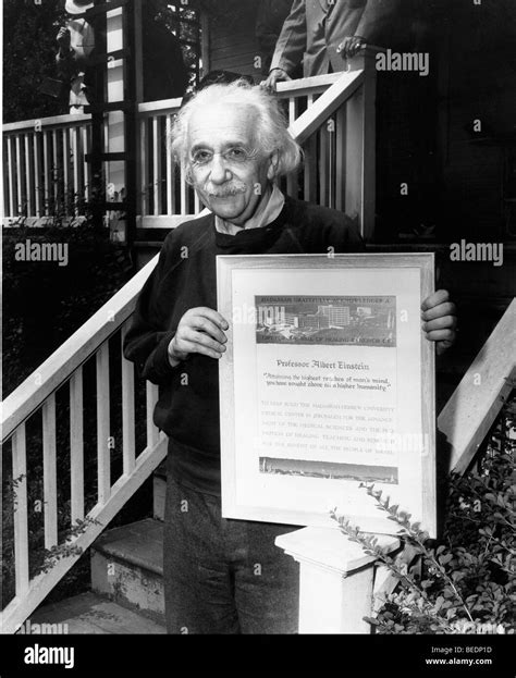 El Profesor Albert Einstein Fuera De Su Casa En Princeton Fotografía De