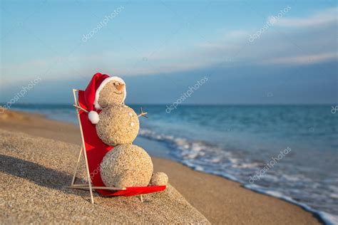 Sandy Muñeco De Nieve Tomando El Sol En El Salón De Playa Concepto De