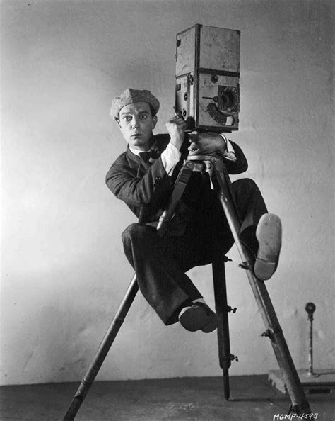 1 febbraio 1966 (70 anni), los nel 1926 ha inoltre lavorato con buster keaton, clyde bruckman per la realizzazione del film come vinsi la guerra dove ha interpretato la parte di. The Camera Man - Buster Keaton - Silent Film with Live ...