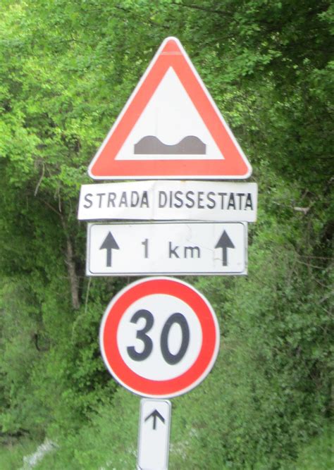 A Treatise On Italian Road Signs