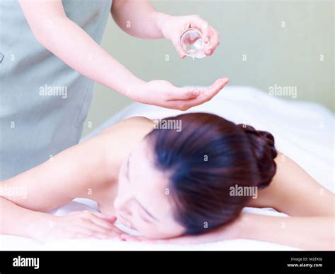 masajista femenina fotografías e imágenes de alta resolución alamy