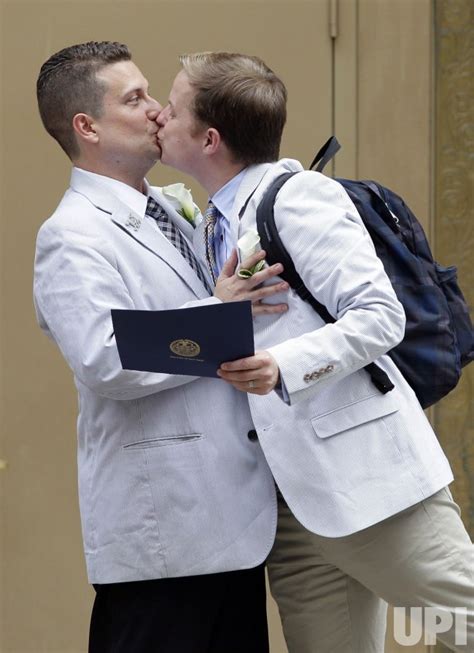 Photo Couples React After Entering Into Same Sex Marriage In New York Nyp20110724120