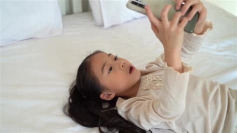 5 Dampak Anak Main HP Sambil Tiduran yang Tak Boleh Dibiarkan