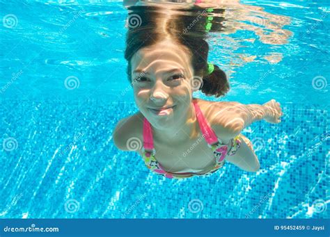Kind Schwimmt Im Unterwasser Pool Glückliches Aktives Mädchen Taucht Und Hat Spaß Unter Wasser