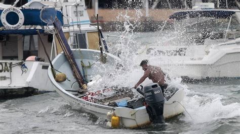La navegación, debido al oleaje de hasta 4 metros de altura que ocasiona carlos sin embargo, admitió que se. Tormenta tropical Carlos azota Acapulco con olas y vientos ...
