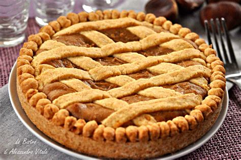 Ha un sapore dolce, rustico e intenso mentre la consistenza è soffice e umida al punto giusto. Crostata morbida di castagne, ricetta dolce