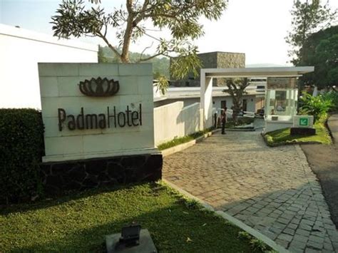Entrance Picture Of Padma Hotel Bandung Bandung Tripadvisor