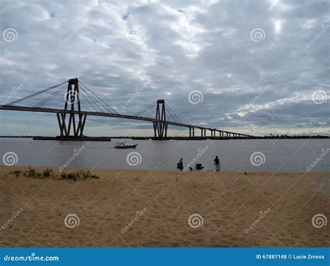 Puente Sobre El Río Paraná En Corrientes En La Argentina Foto De