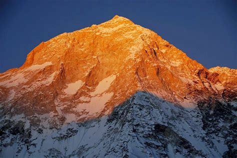 Gunung tertinggi di indonesia terletak di papua, yakni puncak jaya. 5 Gunung Tertinggi di Dunia dan Penakluk Pertamanya ...