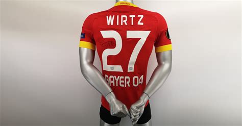 Während es bei den profis dabei traditionell ins trainingslager geht, führt es dich regelmäßig in den bayer 04 fanshop. Signiertes Bayer Leverkusen Trikot von Florian Wirtz