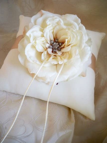 Il cuscino portafedi per le tue nozze indimenticabili. DIY Ring Bearer Pillow Tutorial | Weddingbee