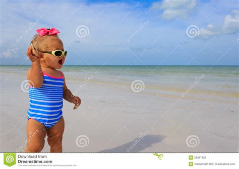 Bambina Sveglia Che Gioca Con Le Coperture Sulla Spiaggia Fotografia Stock Immagine Di Felice