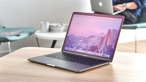 The macbook pro offers double the storage with great performance and the excellent magic keyboard, but the battery life could be longer. MacBook Pro 13 2020, Kini dengan Spesifikasi Hebat ...
