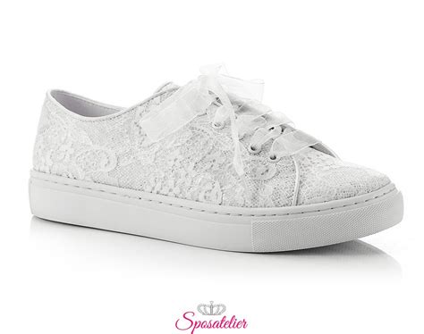 Décolleté in pizzo con rifiniture in capretto avorio sullo scollo e sul tallone per una sposa dall'outfit perfetto. scarpe da ginnastica sposa in raso luccicante color avorio ...