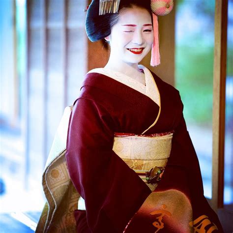 maiko fukutomo #kyoto #geimaiko #miyagawacho | Geisha, Kyoto, Fashion