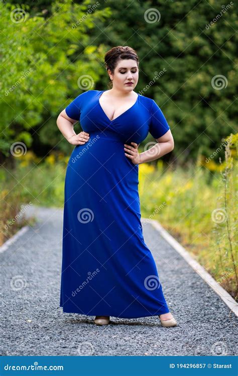 Mannequin Plus Sexy De Taille Dans La Robe Bleue Avec Une Belle Grosse