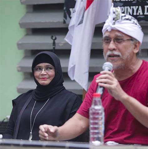 Berikut lirik dan chord barang antik dari iwan fals. Momen Kehangatan Cinta Iwan Fals dan Istri Sang Pujaan Hati - Foto 3