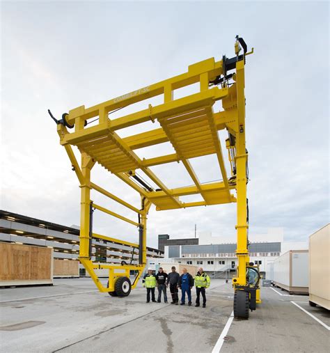Ein portalkran hat ein einem türrahmen (portal) ähnliches gestell, das rückenschonendes arbeiten mit dem portalkran im honigraum kein heben der schweren honigeimer, abfülleimer und hobbock. Siemens AG setzt mobilen Portalkran von Combilift ein ...