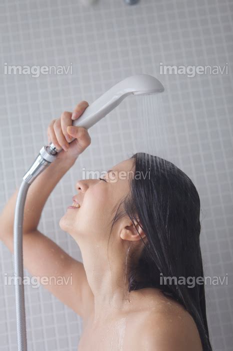 【シャワーを浴びている女性】の画像素材14913891 写真素材ならイメージナビ