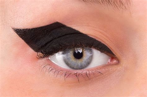 Take Your Cat Eye Game To The Next Level With The Bat Wing Hooded Eye Makeup White Eyeliner