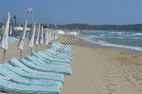 It stretches over 5km in length, with white sands and sparkling turquoise seas. Plage de Pampelonne - Visite entre Saint-Tropez et Ramatuelle