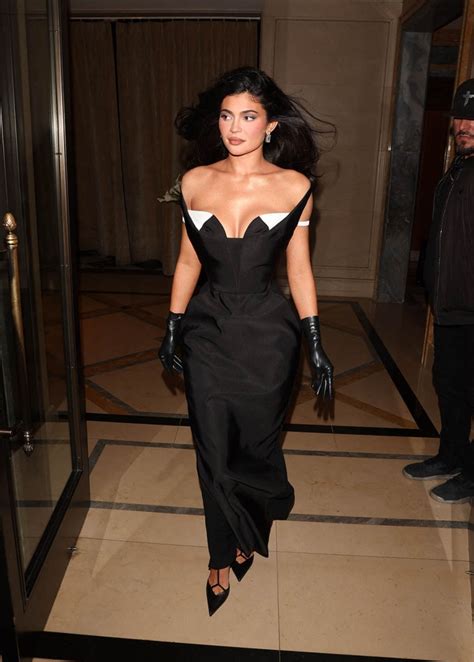 Kylie Jenner Se Inclina Por El Estilo Elegante Con Un Vestido De Jean