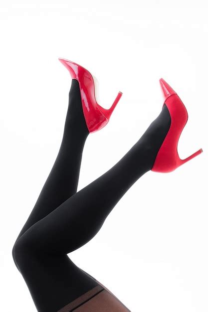 Pernas de mulher de meia calça com salto alto Foto Premium