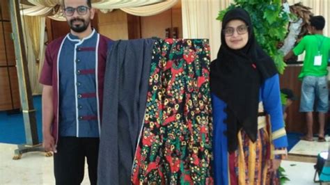 Sesekali ia menoleh ke arah kamera milik teman yang merekam dan bergaya dengan penuh keceriaan. Baju Muslim Tuneeca 2019