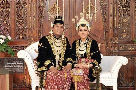 Cantiknya 5 baju pengantin adat jawa untuk muslimah ini buatmu bak puteri keraton. 3+ Pakaian Adat Jawa Timur Dilengkapi Penjelasan Dan Gambar