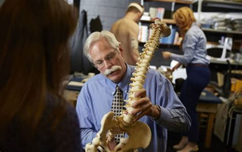 Científicos revelan las mejores posiciones sexuales para hombres con dolor de espalda