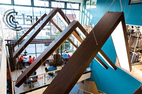 Systrarna flydde söderut mot kusten, med flera troll efter sig, som alla antingen ville fånga eller rädda dem. De sju systrarna - LHC