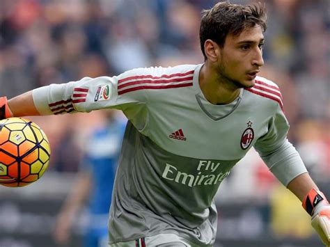 .phenomenal goalkeeper gianluigi donnarumma (17) will be signed by ac milan on a new contract, when he turns 18 (next february 25), lasting until june 2022, and including a €3m annual salary. Donnarumma Salary : Paper Talk: Donnarumma's price-tag ...